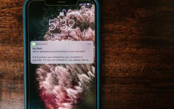 Alerte SMS de votre banque : bien les configurer pour garder un œil sur votre compte