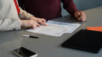 Assurance et économie du quotidien : comprendre l’impact des primes sur le budget des ménages
