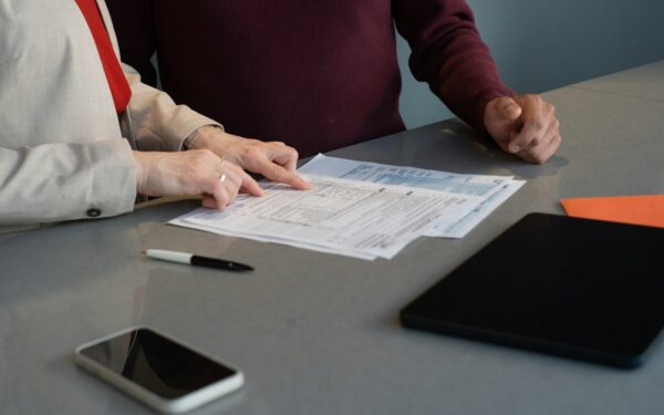 Assurance et économie du quotidien : comprendre l’impact des primes sur le budget des ménages