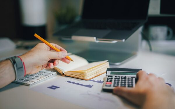 Épargne de début de mois ou de fin de mois : comment choisir la bonne stratégie pour votre budget