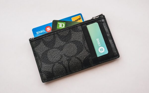 Frais de carte bancaire à l’étranger : les connaître pour dépenser plus sereinement