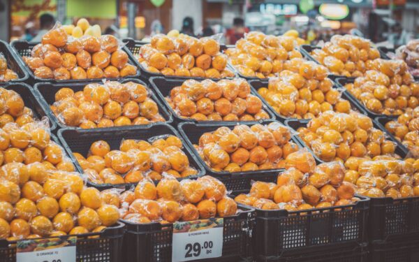 Inflation et panier de courses : comprendre pourquoi les prix montent et comment adapter son budget