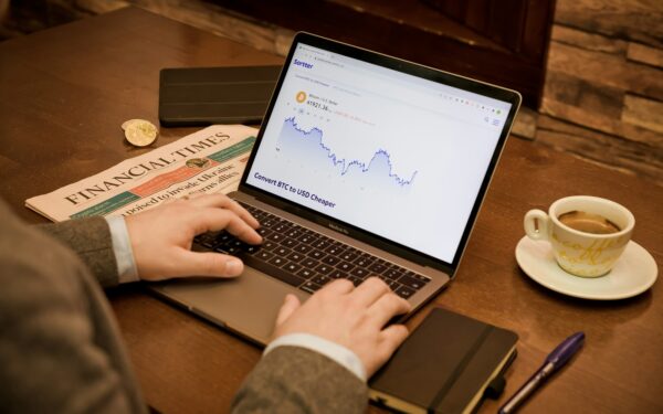 Investissement passif en ETF : guide simple pour débuter sans suivre la Bourse tous les jours