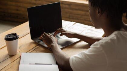 Jeunes adultes : comment organiser son argent quand on commence à gagner sa vie