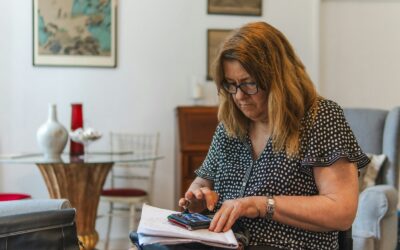 Mauvaises habitudes financières discrètes qui abîment un budget et pistes pour en sortir