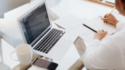 Apaiser le stress lié à l’argent : des repères simples pour reprendre du souffle