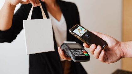 Apple Pay et Google Pay au quotidien : usages concrets, sécurité et frais à connaître