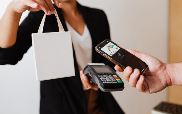 Apple Pay et Google Pay au quotidien : usages concrets, sécurité et frais à connaître