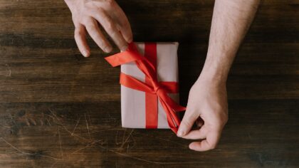 Cadeaux à petit budget : 7 idées simples pour gâter vos proches sans déséquilibrer vos finances