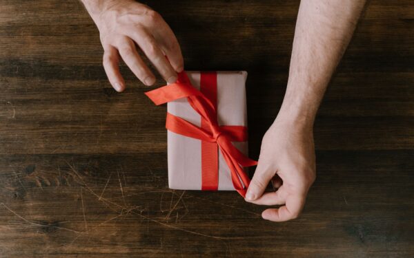 Cadeaux à petit budget : 7 idées simples pour gâter vos proches sans déséquilibrer vos finances