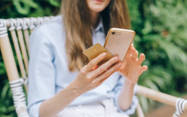 Carte bancaire à autorisation systématique : dans quels cas cette option est vraiment utile