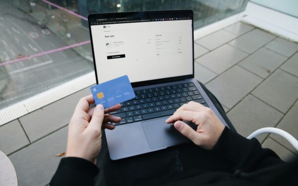 Carte bancaire virtuelle : intérêt, usages et précautions pour l’adopter sereinement