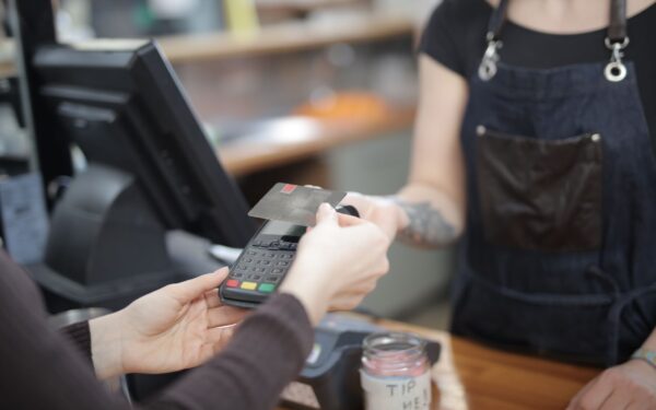Carte de débit ou carte de crédit : faire le bon choix pour gérer vos dépenses