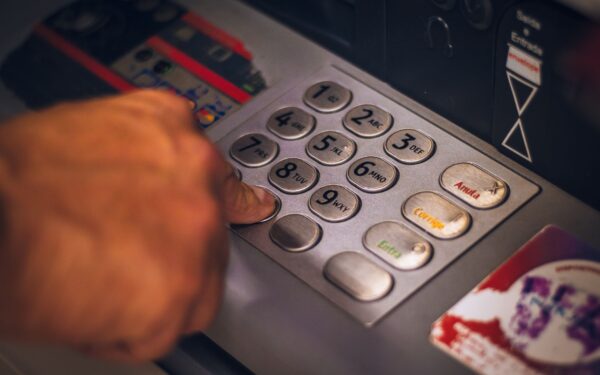 Code secret de carte bancaire : 7 réflexes pour le protéger sans se compliquer la vie