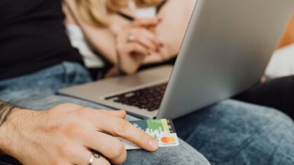 Compte personnel et compte joint dans une même banque : organiser son argent sans se compliquer la vie