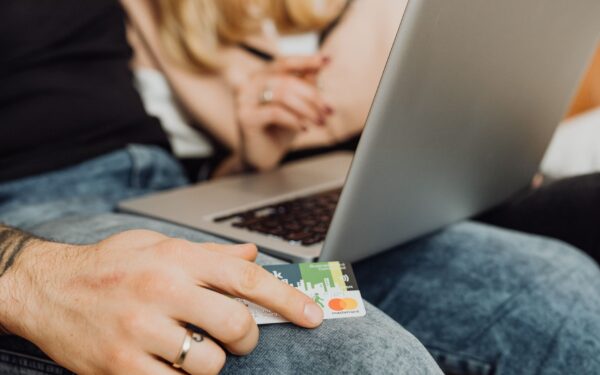 Compte personnel et compte joint dans une même banque : organiser son argent sans se compliquer la vie