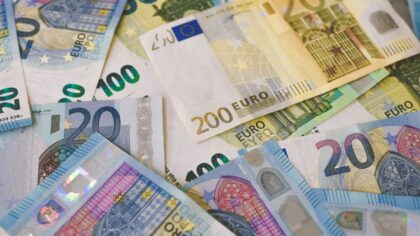 Création monétaire expliquée simplement : comment l’argent « naît » et ce que cela implique pour vous