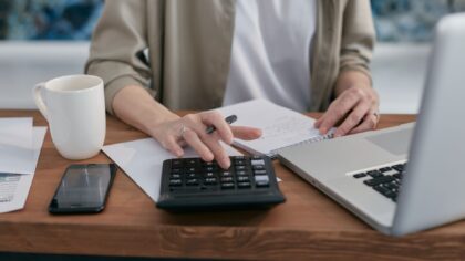 Crédit à la consommation et petits revenus : comment éviter l’effet boule de neige