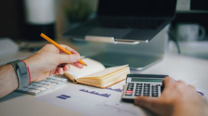 Déficit public expliqué simplement : ce que cela change pour vos impôts, votre épargne et vos services publics