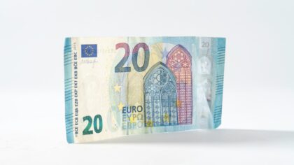 Déflation : pourquoi la baisse généralisée des prix peut menacer vos revenus et vos projets