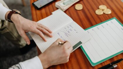 Habitudes financières simples à adopter pour dépenser moins sans se sentir frustré