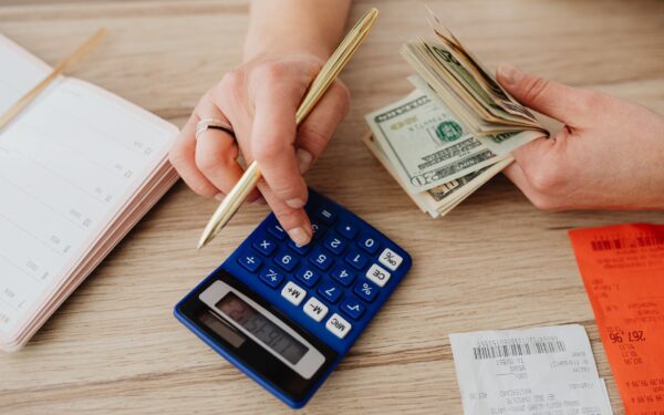 Habitudes financières simples pour faire grandir son épargne sans tout changer du jour au lendemain