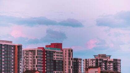 Immobilier locatif ou ETF actions : comment choisir son premier pilier de capital