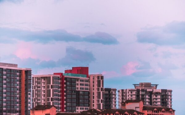 Immobilier locatif ou ETF actions : comment choisir son premier pilier de capital