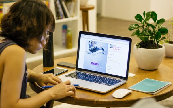 Installer une habitude d’épargne automatique sans se frustrer : un guide réaliste