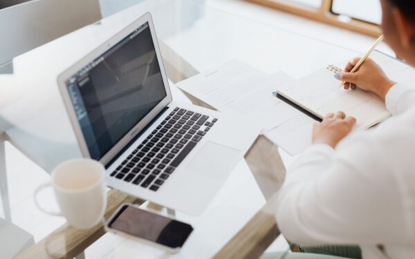 Minimalisme financier au quotidien : 7 décisions simples pour alléger vos dépenses sans vous priver