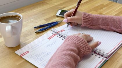 Petites économies automatiques au quotidien : une stratégie douce pour épargner sans s’en rendre compte