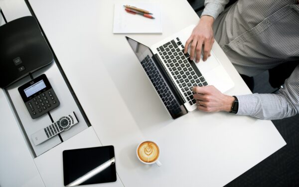 Plan d’épargne en actions (PEA) ou compte-titres ordinaire : choisir le bon outil pour placer son argent