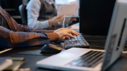 Productivité et travail : comment la croissance de la productivité influence les salaires et l’emploi