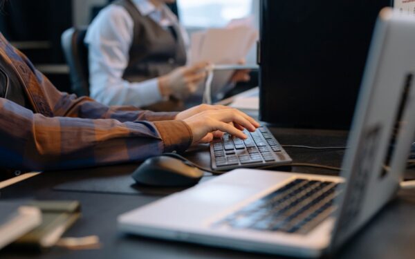 Productivité et travail : comment la croissance de la productivité influence les salaires et l’emploi