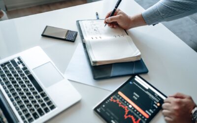 Stratégie d’investissement long terme : bâtir un plan simple sans suivre les marchés tous les jours
