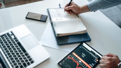 Stratégie d’investissement long terme : bâtir un plan simple sans suivre les marchés tous les jours