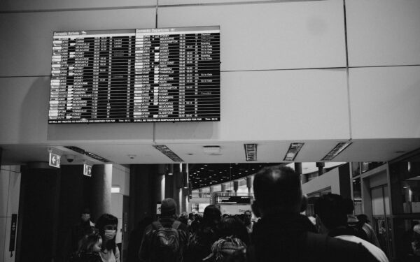Vérifier les frais cachés de sa carte avant un voyage à l’étranger