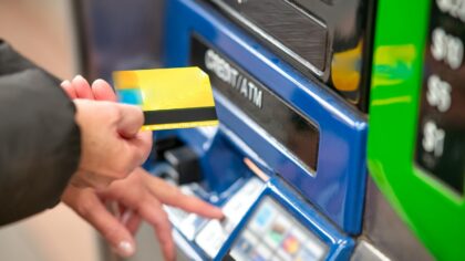 Voyage et carte bancaire à l’étranger : 7 réflexes simples pour payer et retirer sans stress