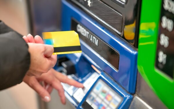 Voyage et carte bancaire à l’étranger : 7 réflexes simples pour payer et retirer sans stress